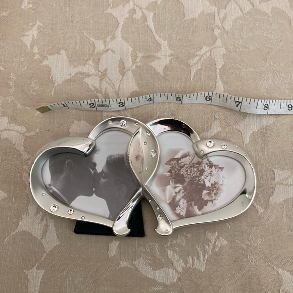 Heart shaped Metal picture/photo frame - Holds 2 pictures. - Picture 4 of 6